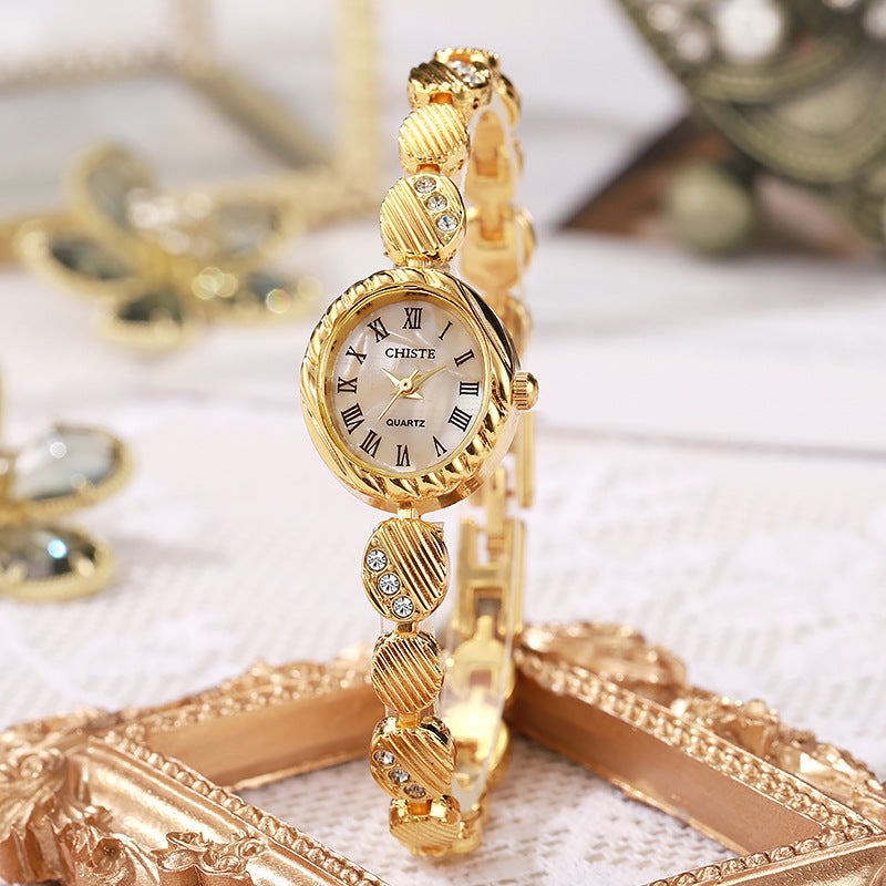 Montre bracelet en or une montre en quartz élégant avec une vibe mi-siècle et un