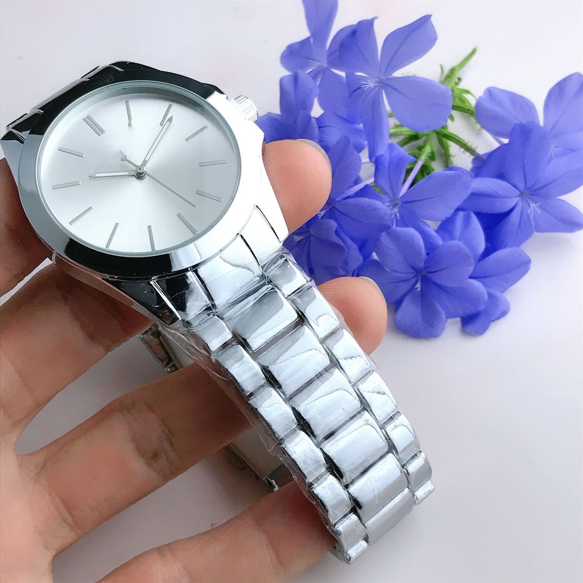 Elégance décontractée et créativité Quartz Wrist Watch Homme et femme Style de matching coréen Si