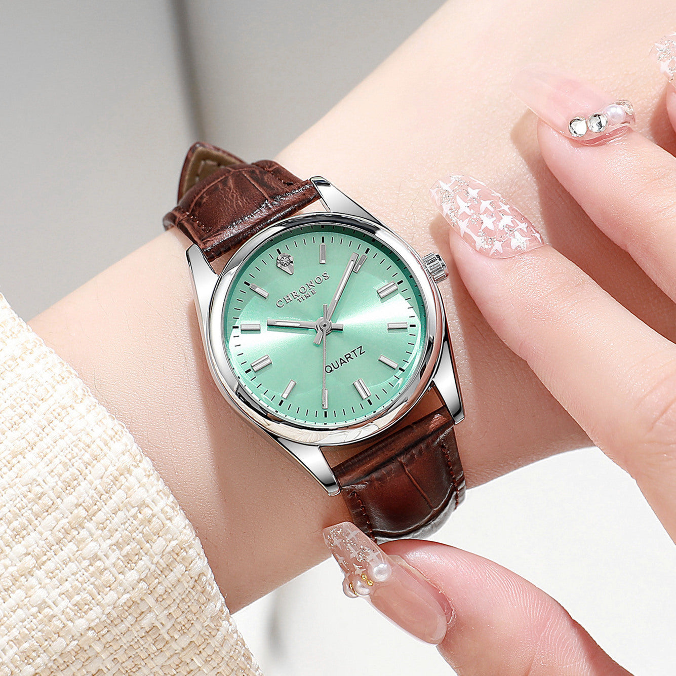 Montre de mode femme avec une véritable bracelet en cuir et un mouvement de quartz lumineux