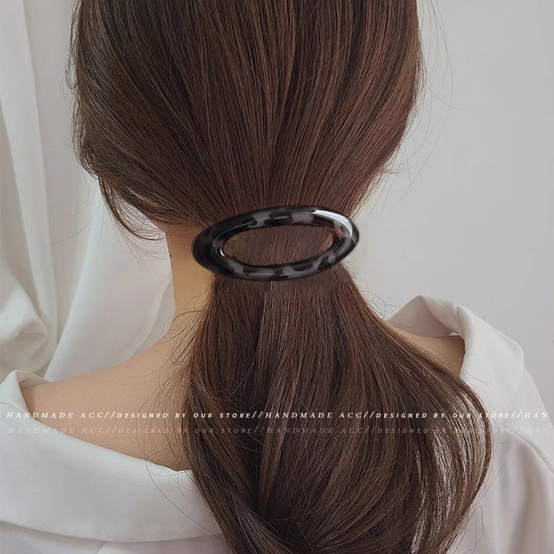 Vintage Leopard-Imprimé Clip de cheveux demi-haut avec un design de bangs sophistiqué pour les femmes