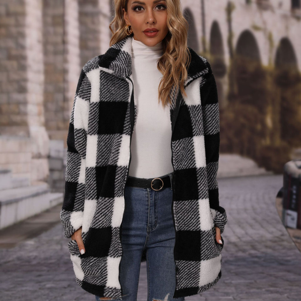 Un manteau long pour les femmes d'automne avec un collier de lapel