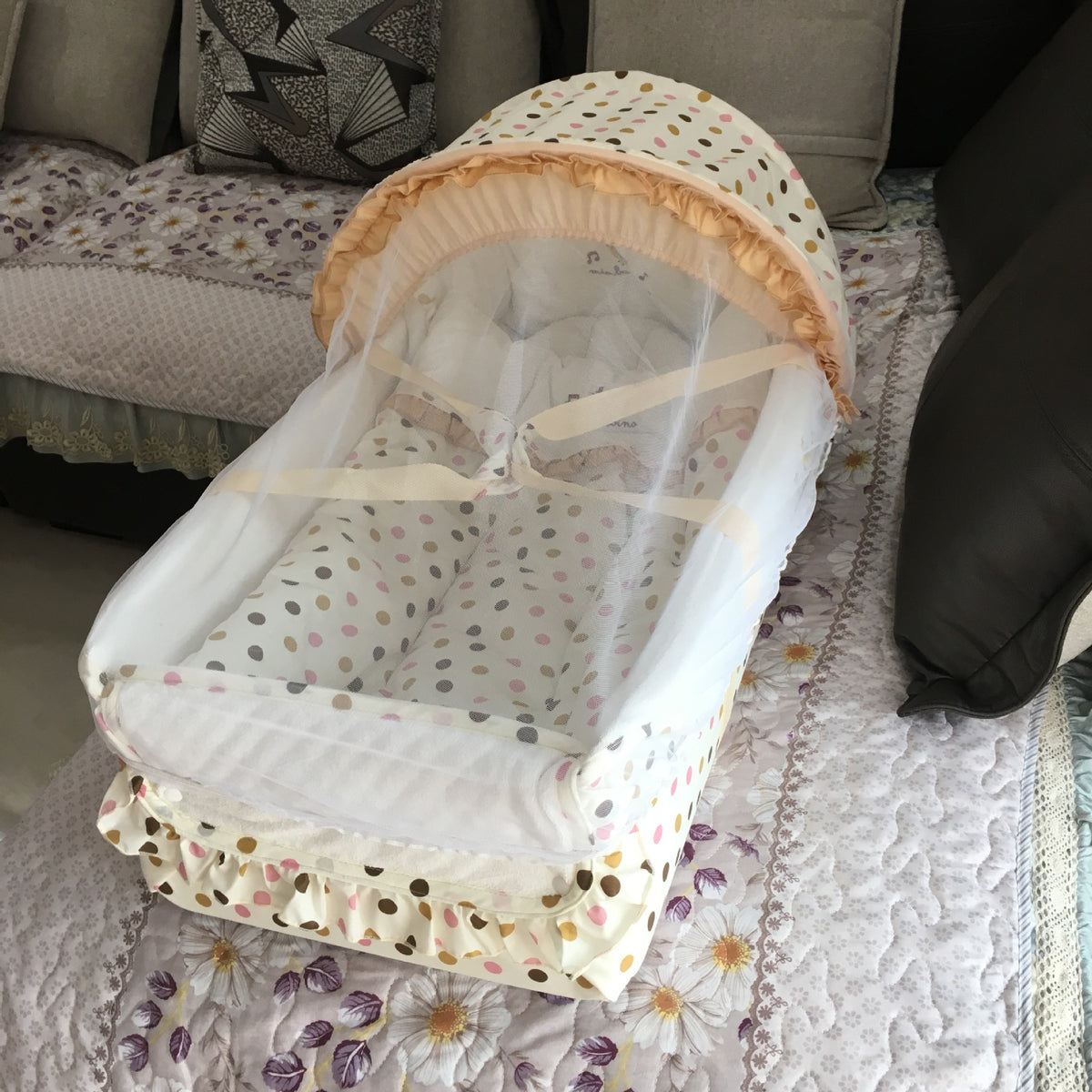 Crib portable avec berceau dans le lit