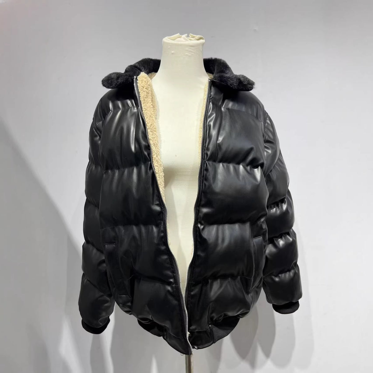 Veste en cuir de moto avec un lapel de mouton