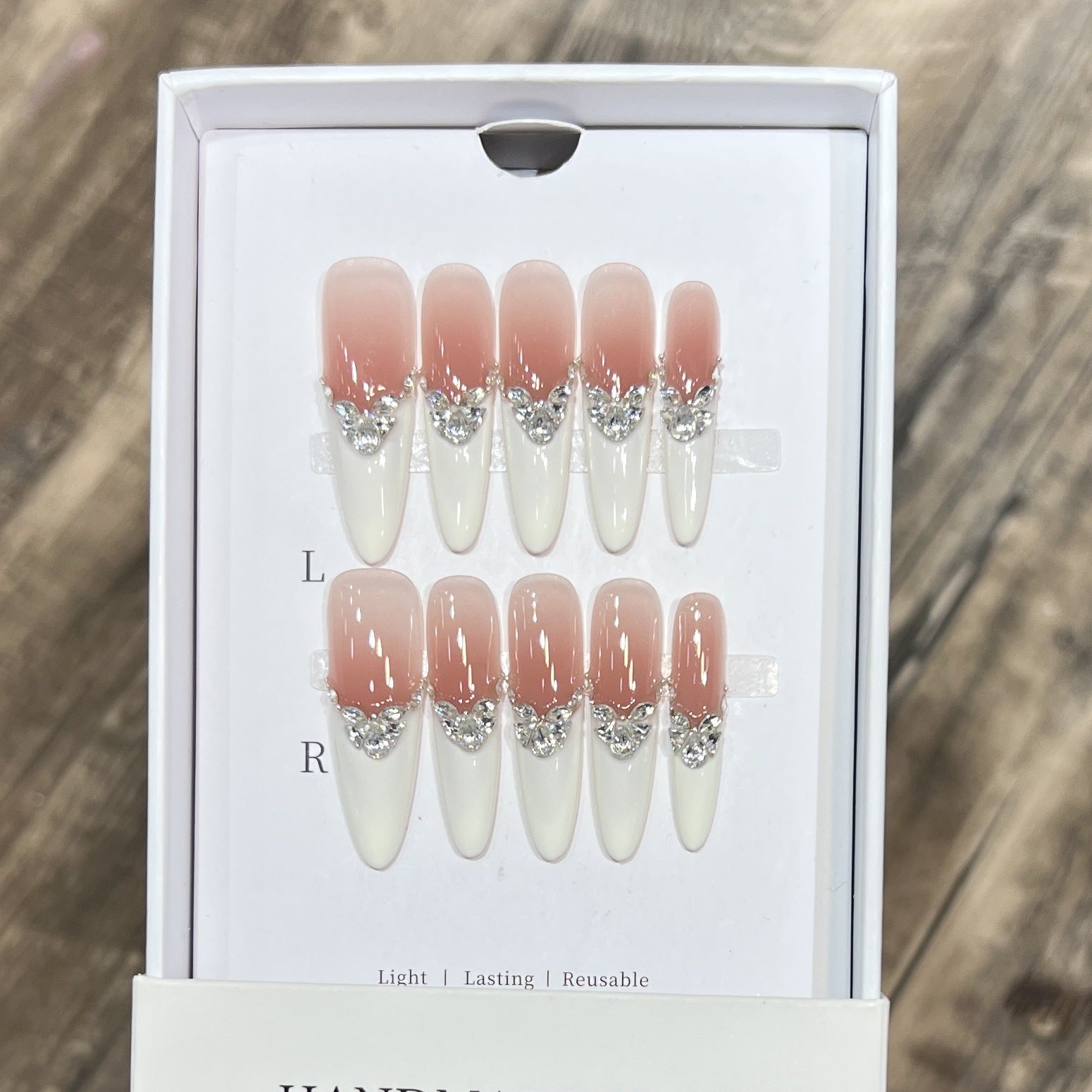 Les femmes de style français Les ongles à la main
