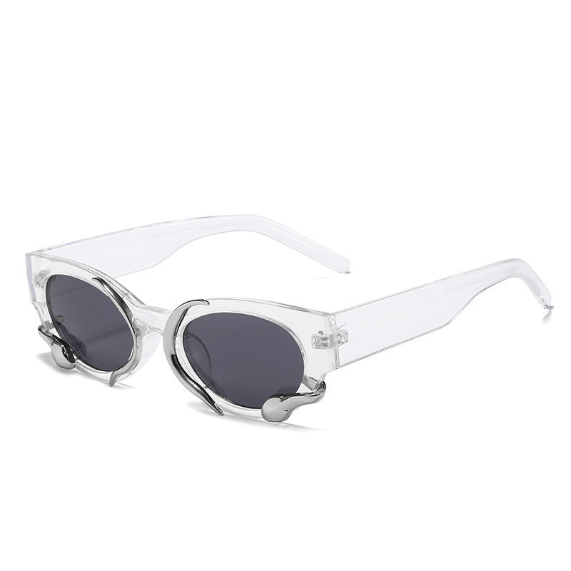 Et des lunettes de soleil tridimensionnelles de style similaire Snake Retro