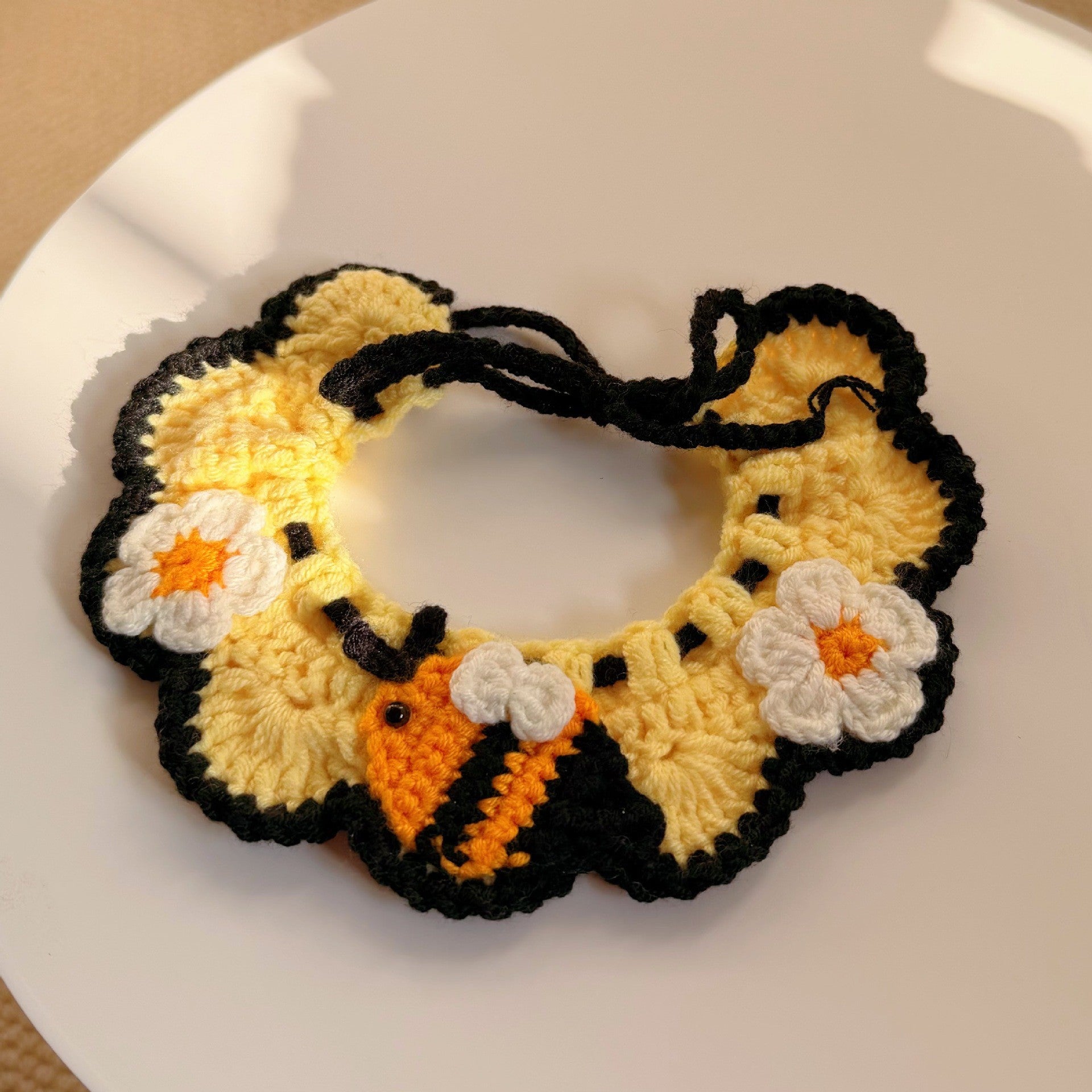 Chapeau de fleur de printemps et ensemble de bib de chat et de grenouille de chien