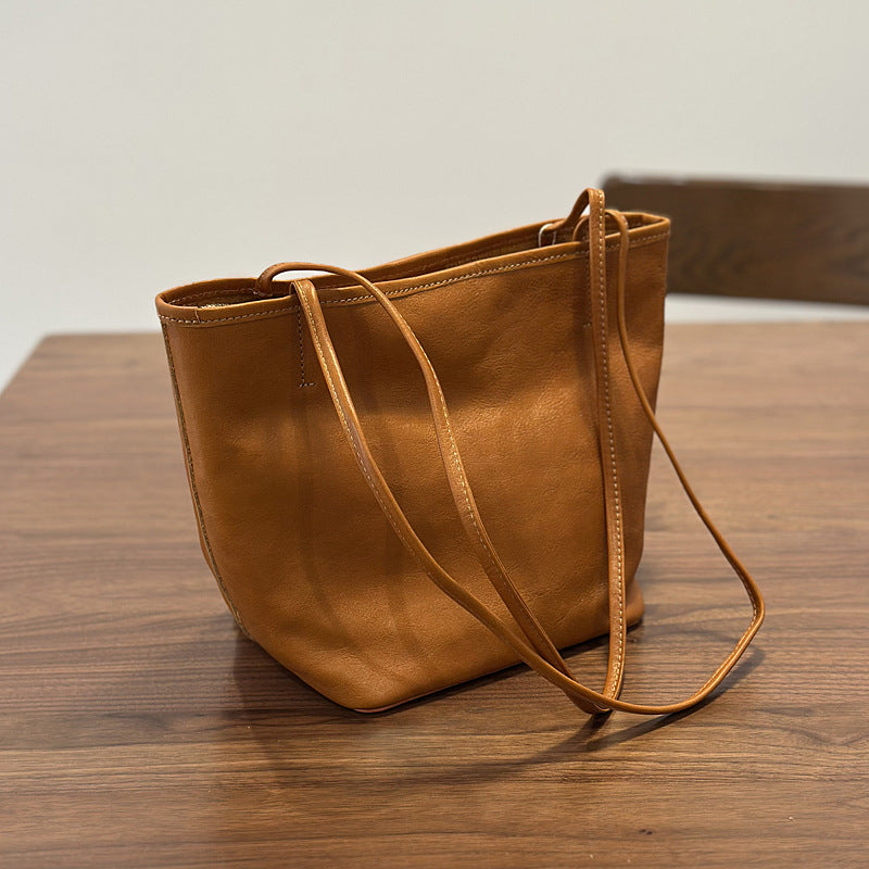 Vieux sac en cuir avec une poche amovible
