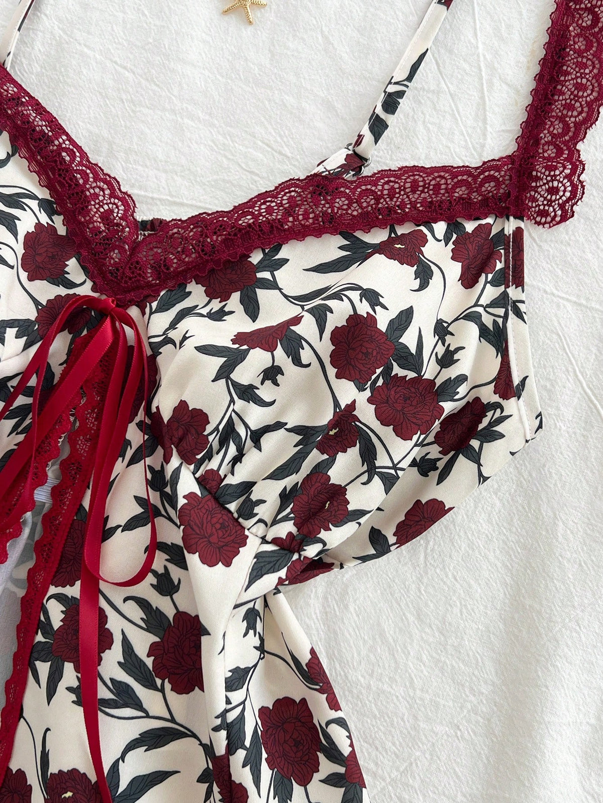 Camisole mode et polyvalente en dentelle avec un détail d'arc floral