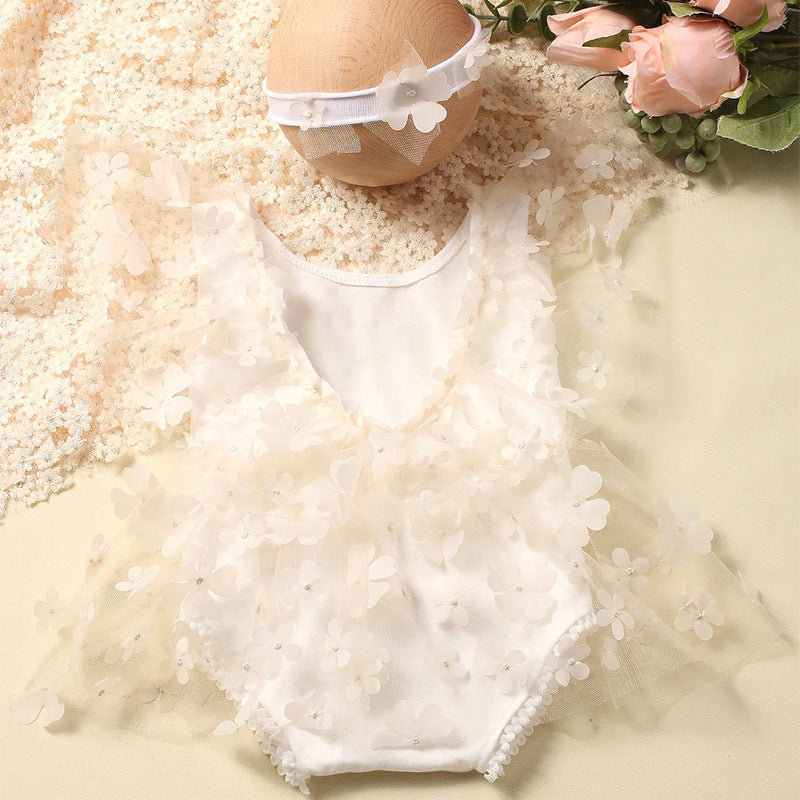 Robe en une seule pièce de dentelle blanche à patron floral nouveau-né