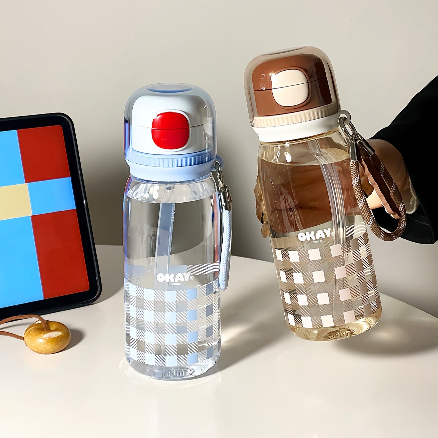 Coupe en plastique de qualité alimentaire de grande capacité avec une paille à double usage