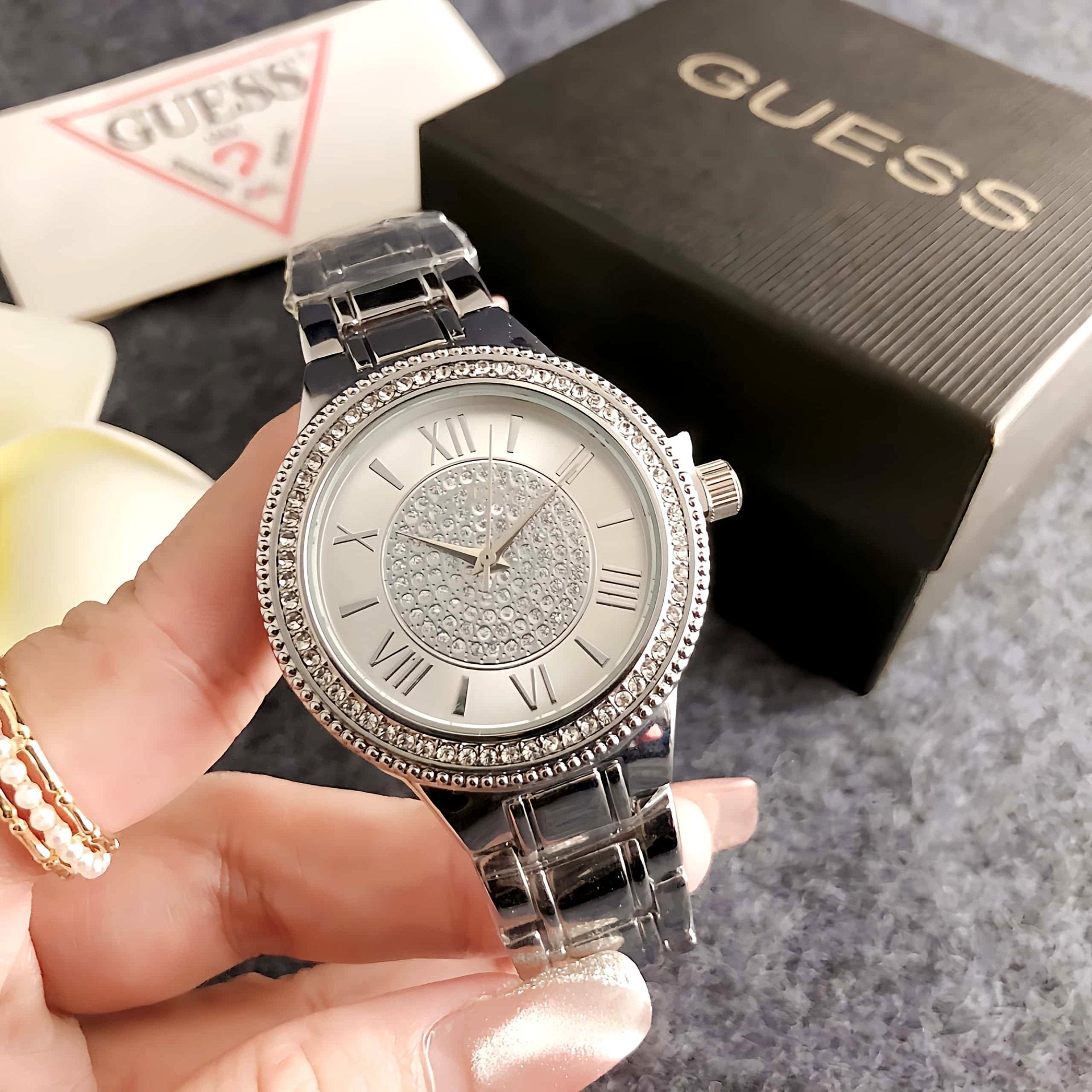 Montre élégante et sophistiquée avec un grand cadran Une pièce d'art de niche pour les femmes