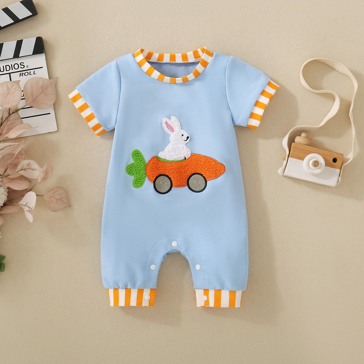 Baby short-sleeved bodysuit Light blue with rabbits and carrots