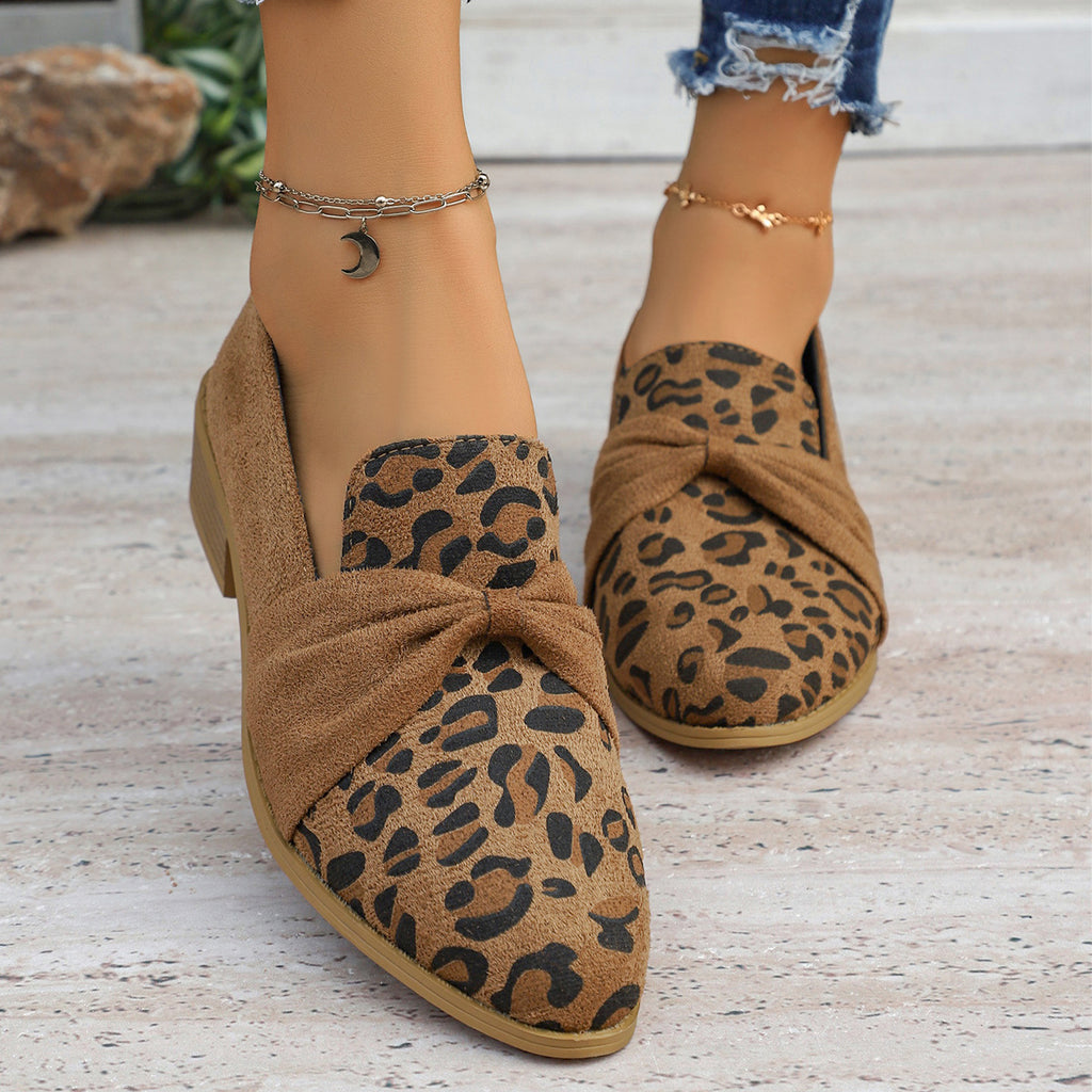 Pompes de talons de chunky pour femmes avec une chaîne métallique élégante et un orteil rond