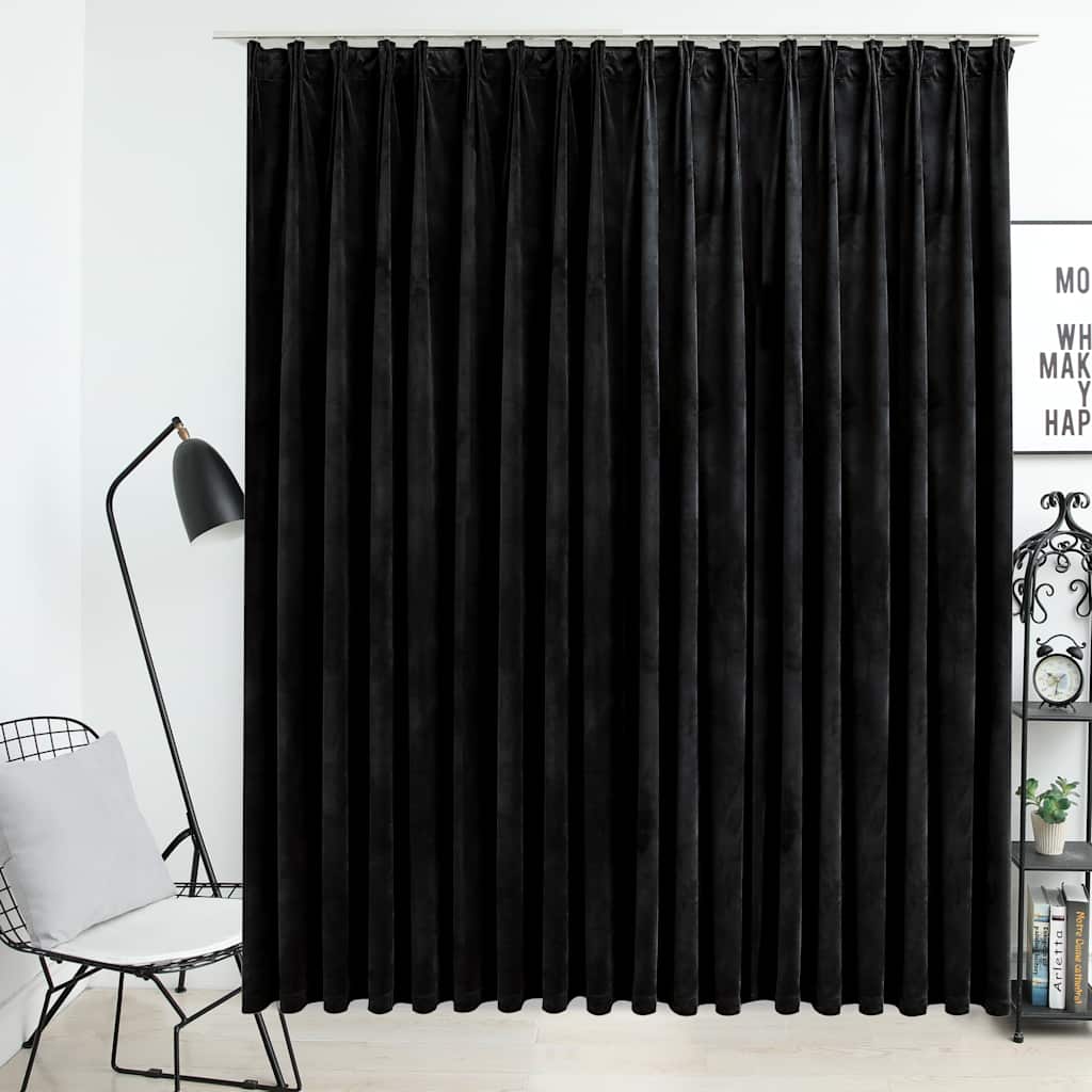 Rideau noir avec crochets