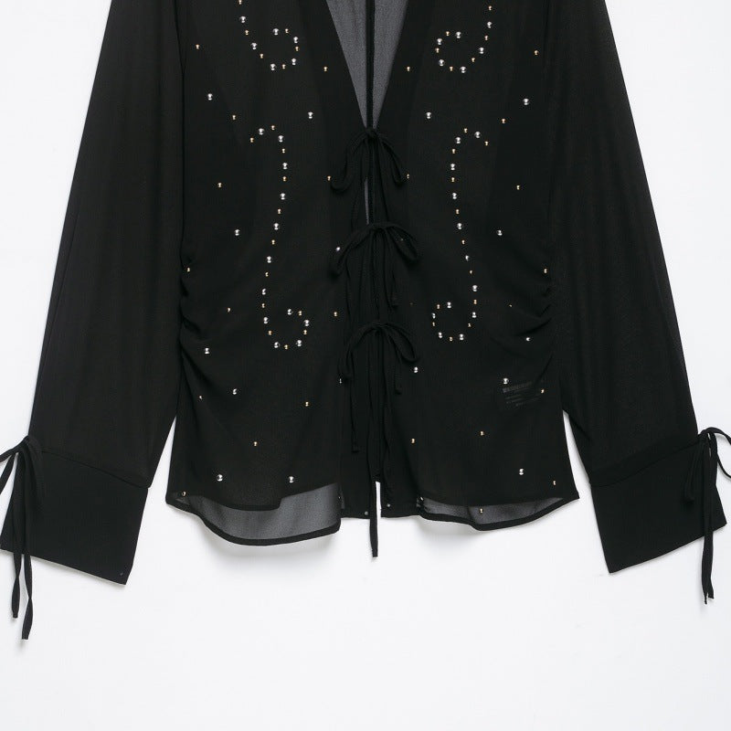 Blouse de dentelle semi-transparente avec détail de rivet pour femmes