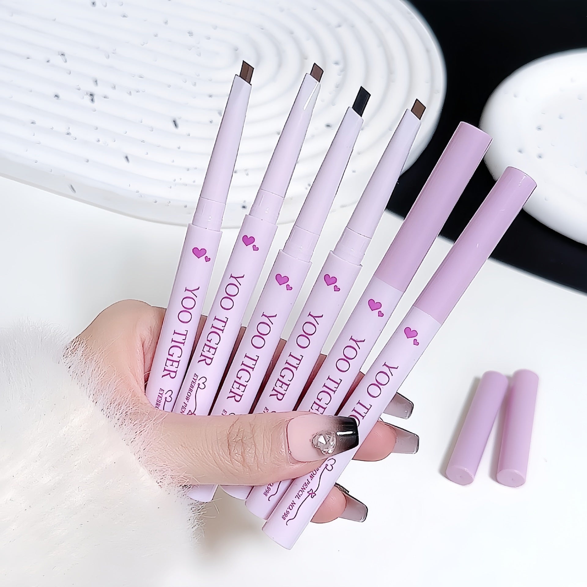 Crayon à sourcils triangulaire ultra-fin pour une forme de sourcils naturelle