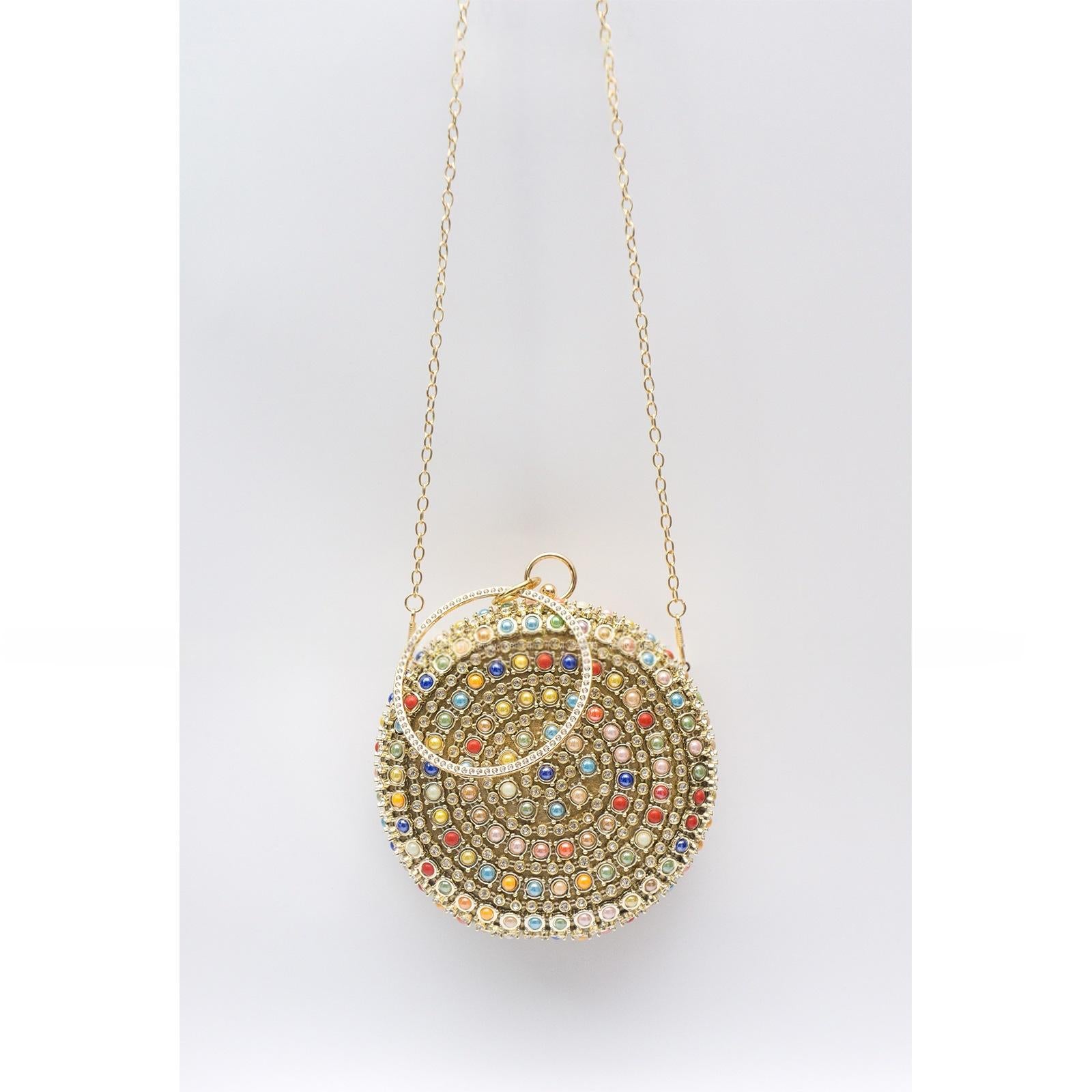 Perles colorées et soirée en Strass
