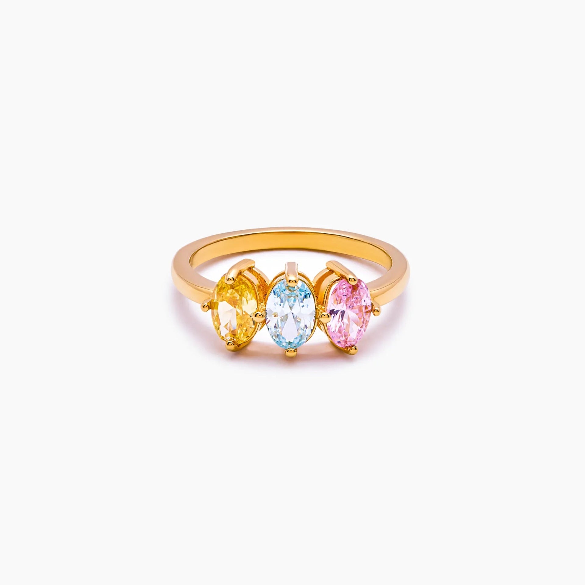 Une bague d'anniversaire en plusieurs pierres ornée de pierres de Zirconia en forme de marquise