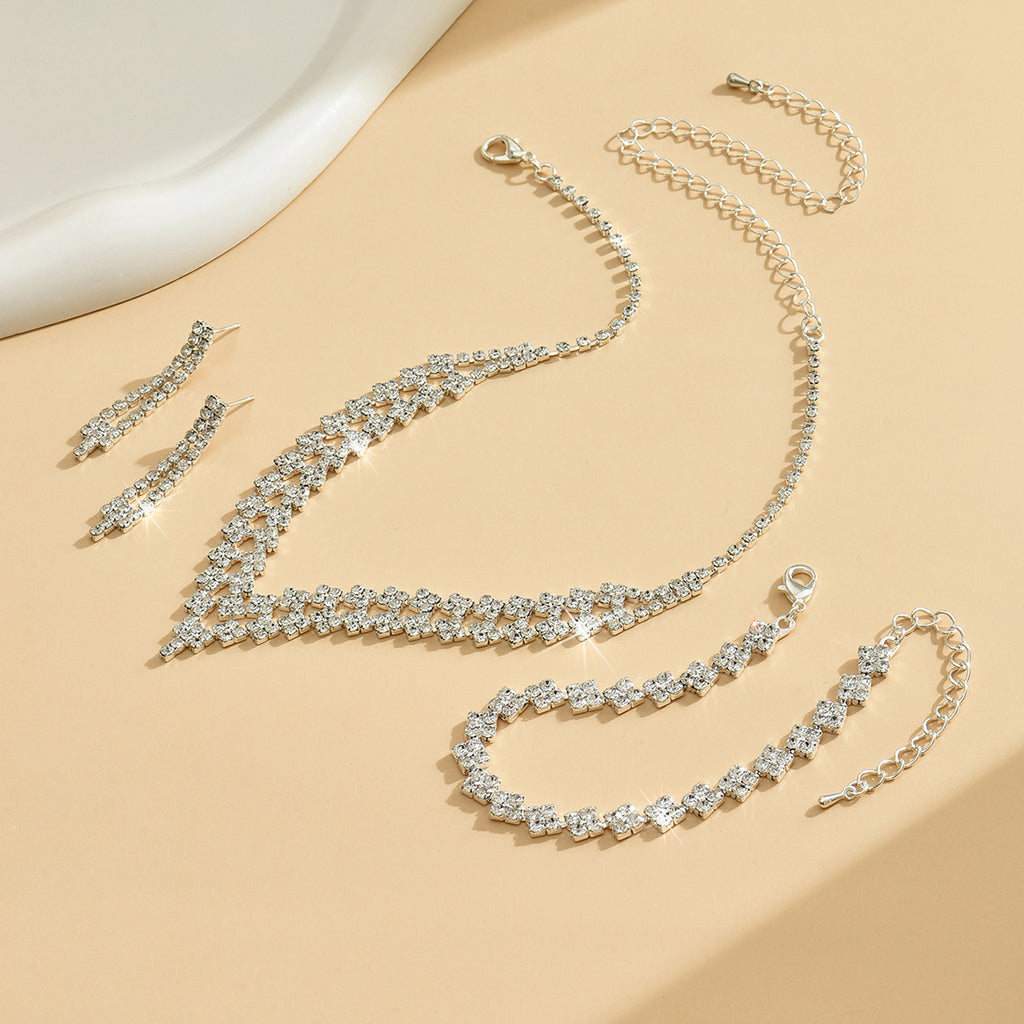 Boucles d'oreilles et colliers de fleurs douces et étincelantes d'Amazon