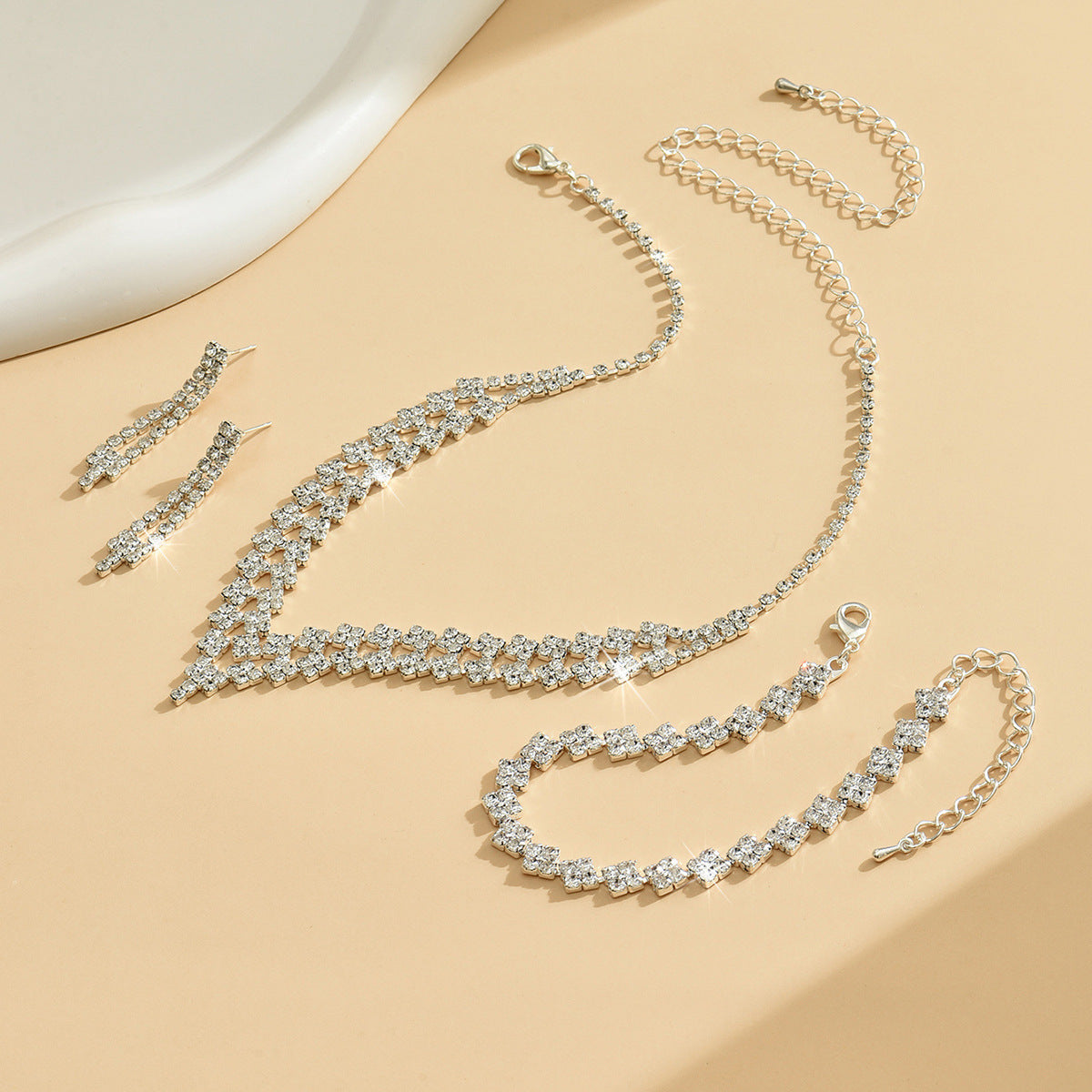 Boucles d'oreilles et colliers de fleurs douces et étincelantes d'Amazon