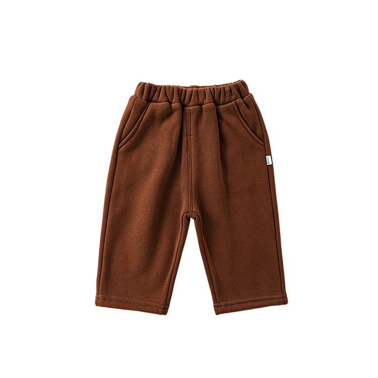 Garçon couleur solide avec des pantalons épais en fourrure