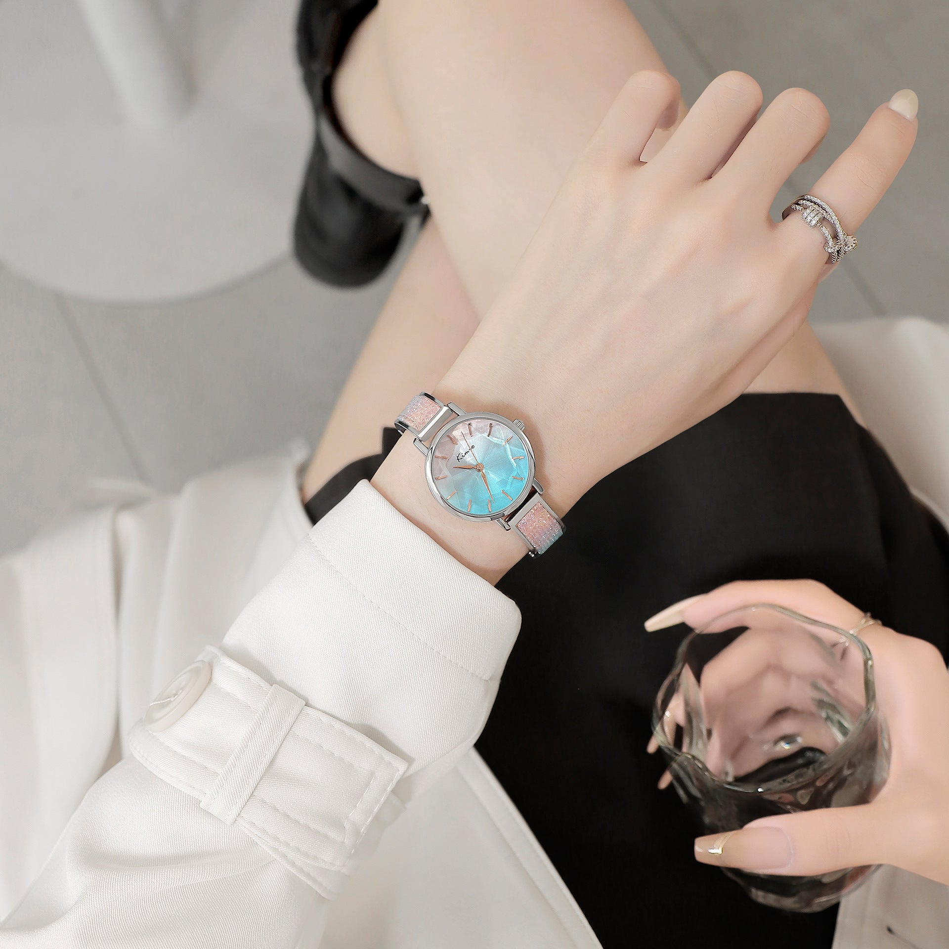 Bracelet de marque de femmes minoritaires de luxe léger pour les femmes