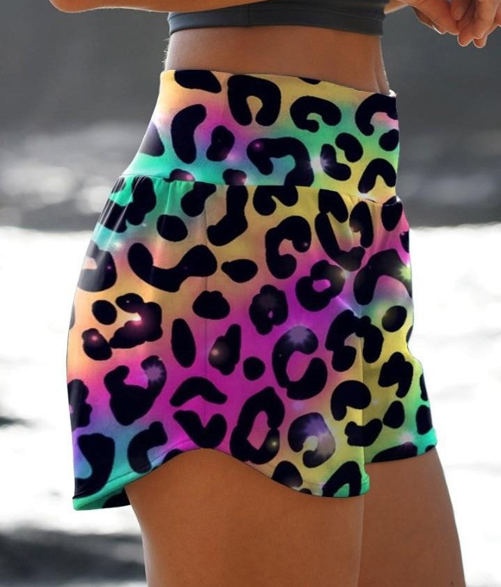 Le short haute portée des femmes avec des motifs crâne et léopard imprimés