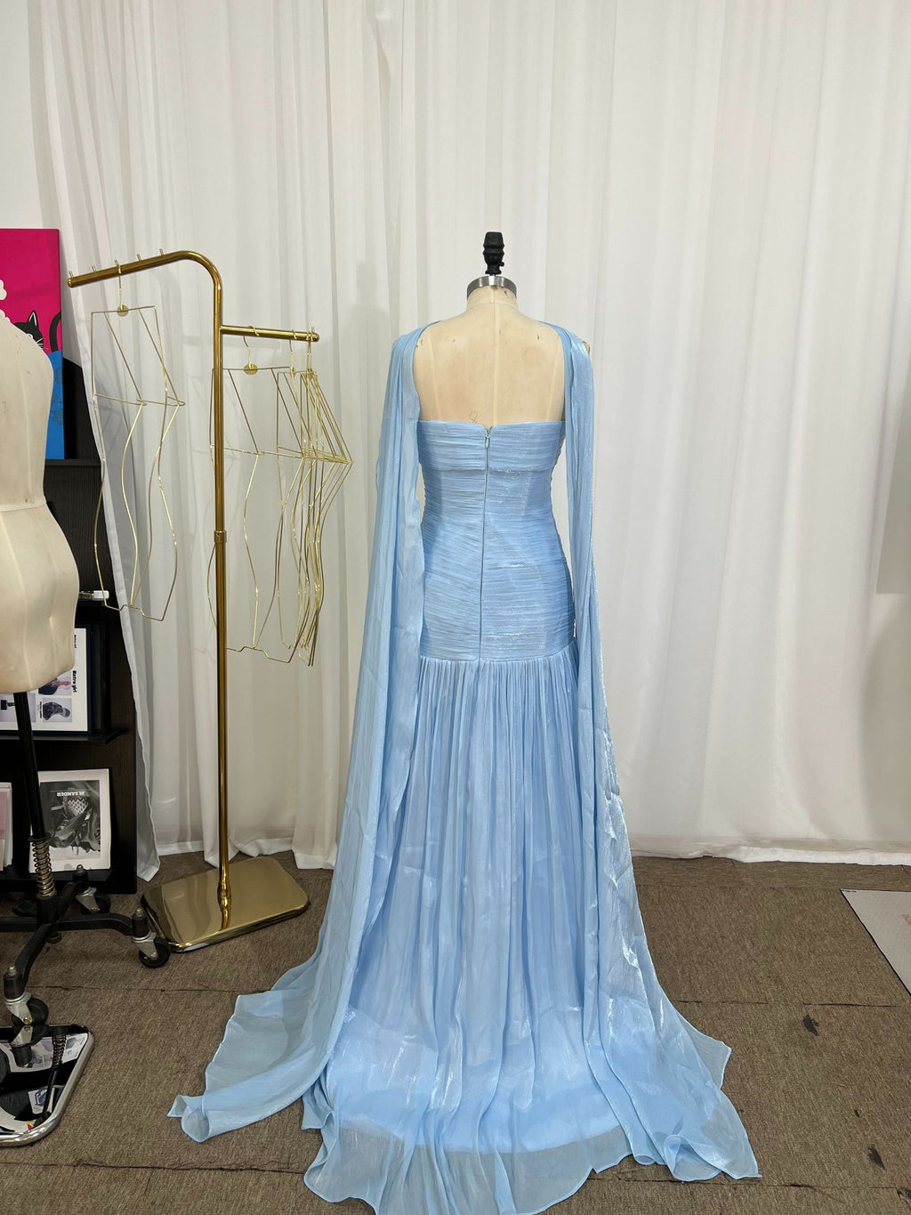 Pléate Strapless Gown du soir avec le train à mailles