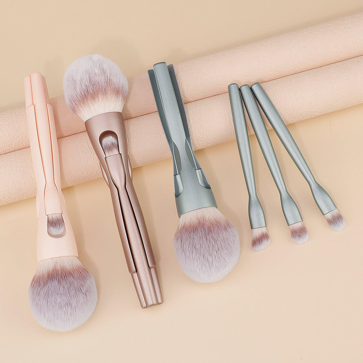 Brosse de maquillage magnétique 4-en-1 pour poudre molle et ombre à paupières
