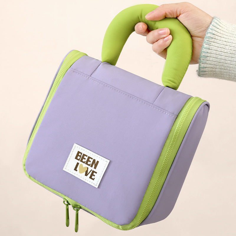 Laver un sac d'organisateur de maquillage de voyage