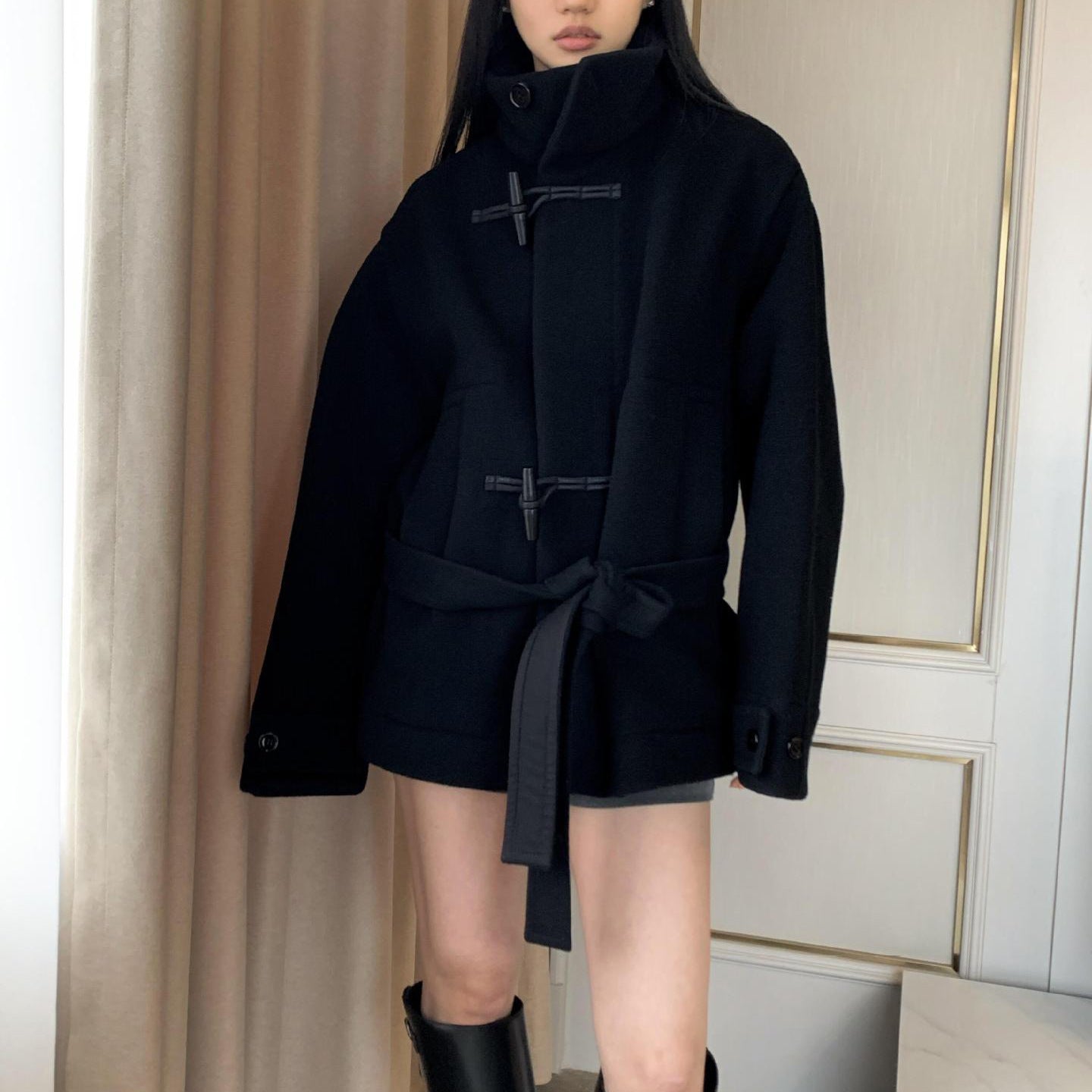 Manteau à col élevé pour femmes avec fermeture de bouton Horn