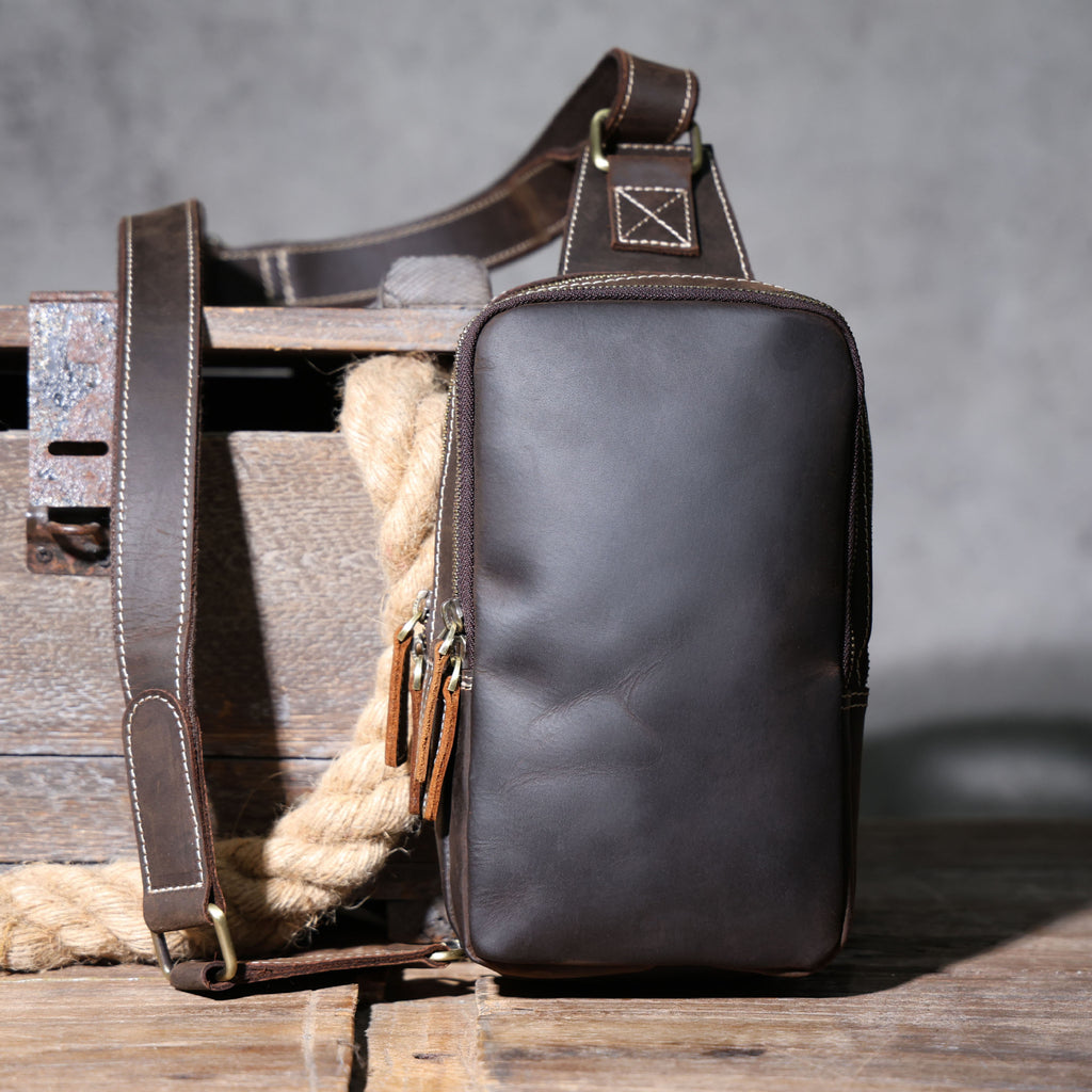 Sac de poitrine en cuir plein-grain pour homme