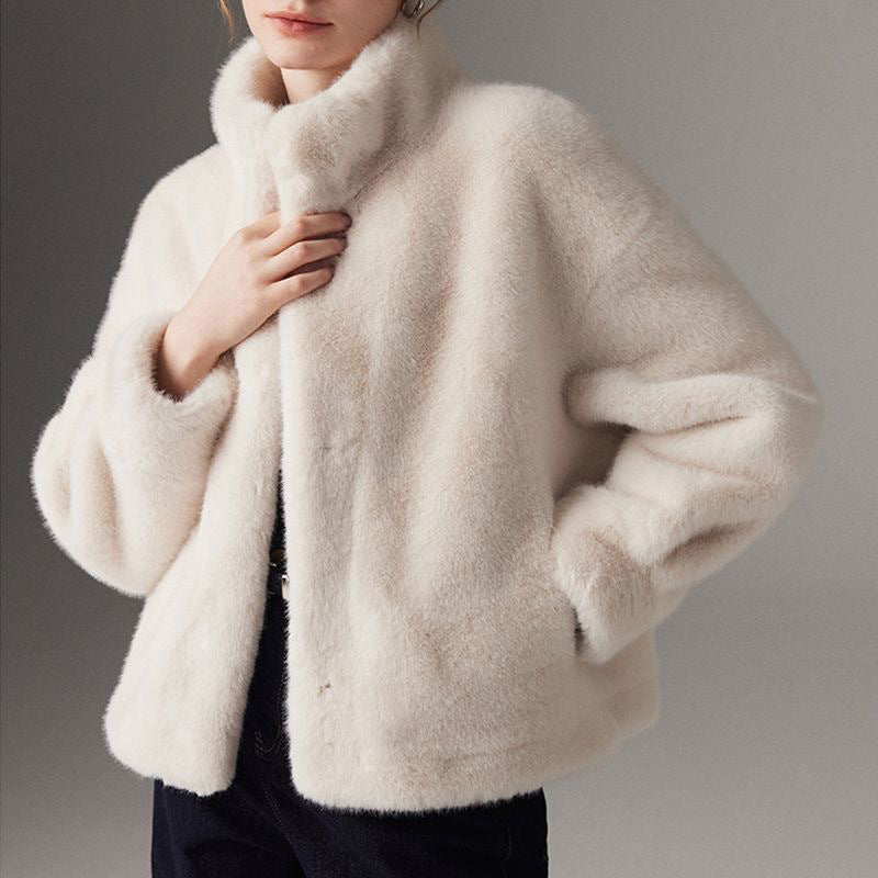 Manteau de fausse fourrure avec un haut de collier encastré