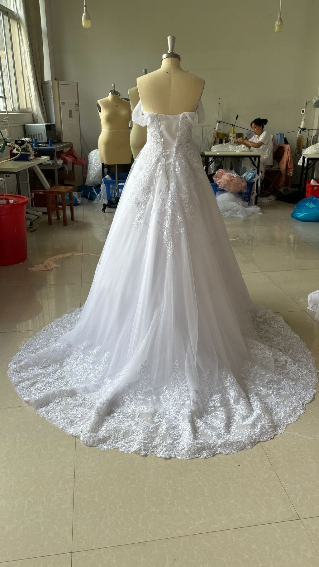 Robe de mariée principale hors épaule Élégante Style de cour de luxe de haute qualité