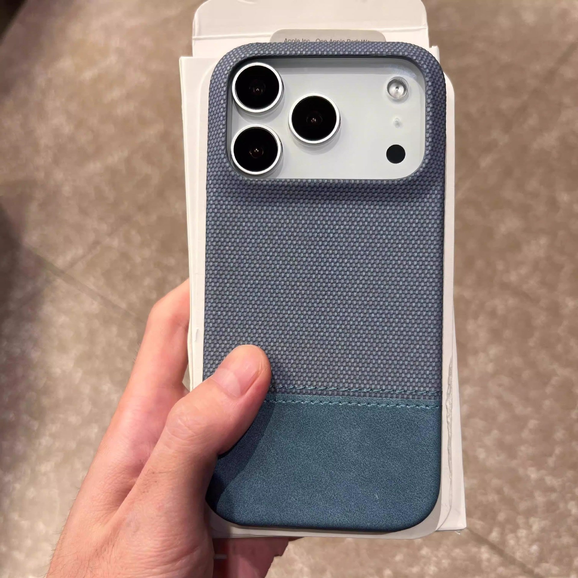 Smartphone Case en cuir végétalien avec une texture tissée et une fixation magnétique