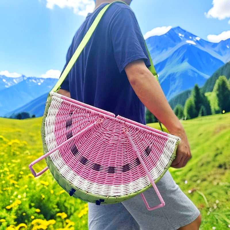 Un panier portatif polyvalent en tissage de rotin
