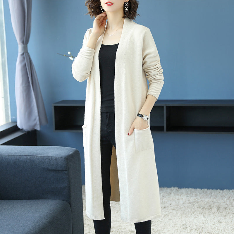 Long manteau de trench en forme de mollet associé à un cardigan tricoté chic