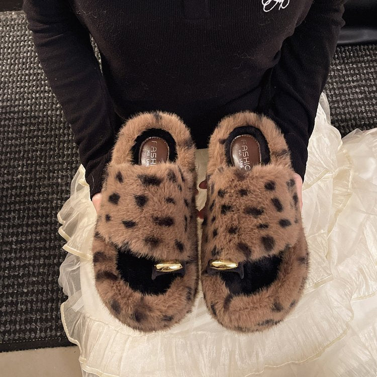 Pantoufles poilues avec des orteils d'impression léopard à la mode pour la maison et l'extérieur