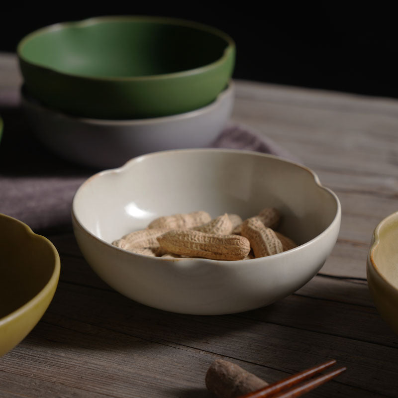 Vieux bols de riz faits main avec des plats en céramique créative de dentelle