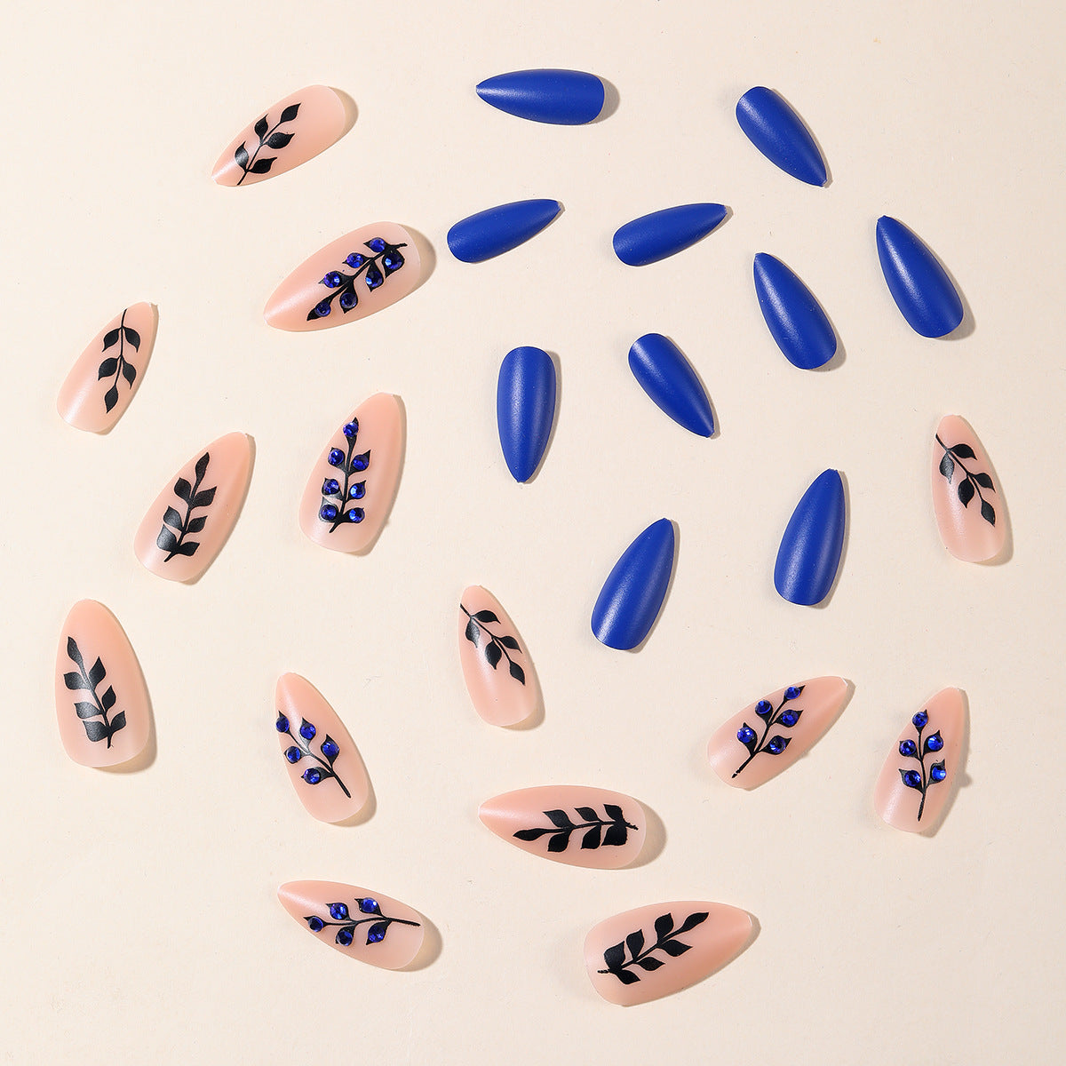 Conseils d'ongle en forme d'amandes en forme d'amandes bleu mat avec des accents diamantaires amovibles