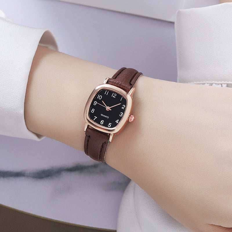 Montre Quartz délicate femme avec un petit cadran