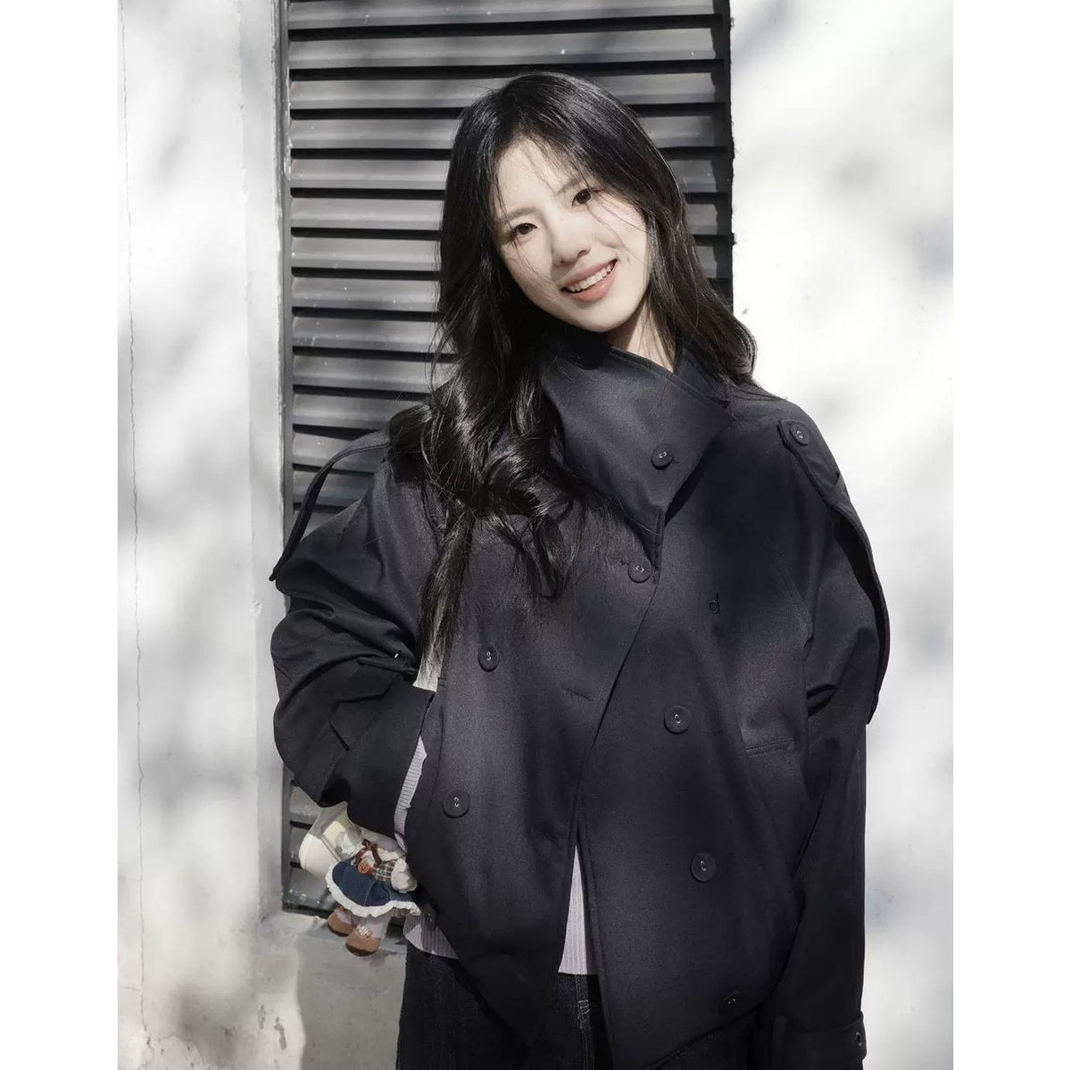 Manteau à manches courtes de style britannique avec un collier pour femmes