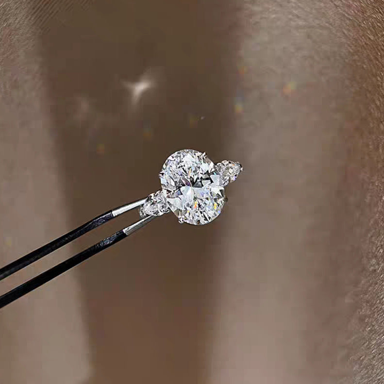 Anneau mousseux en forme d'oeuf de pigeon comparable à la coupe de fleurs de glace de Moissanite simulée Proposa