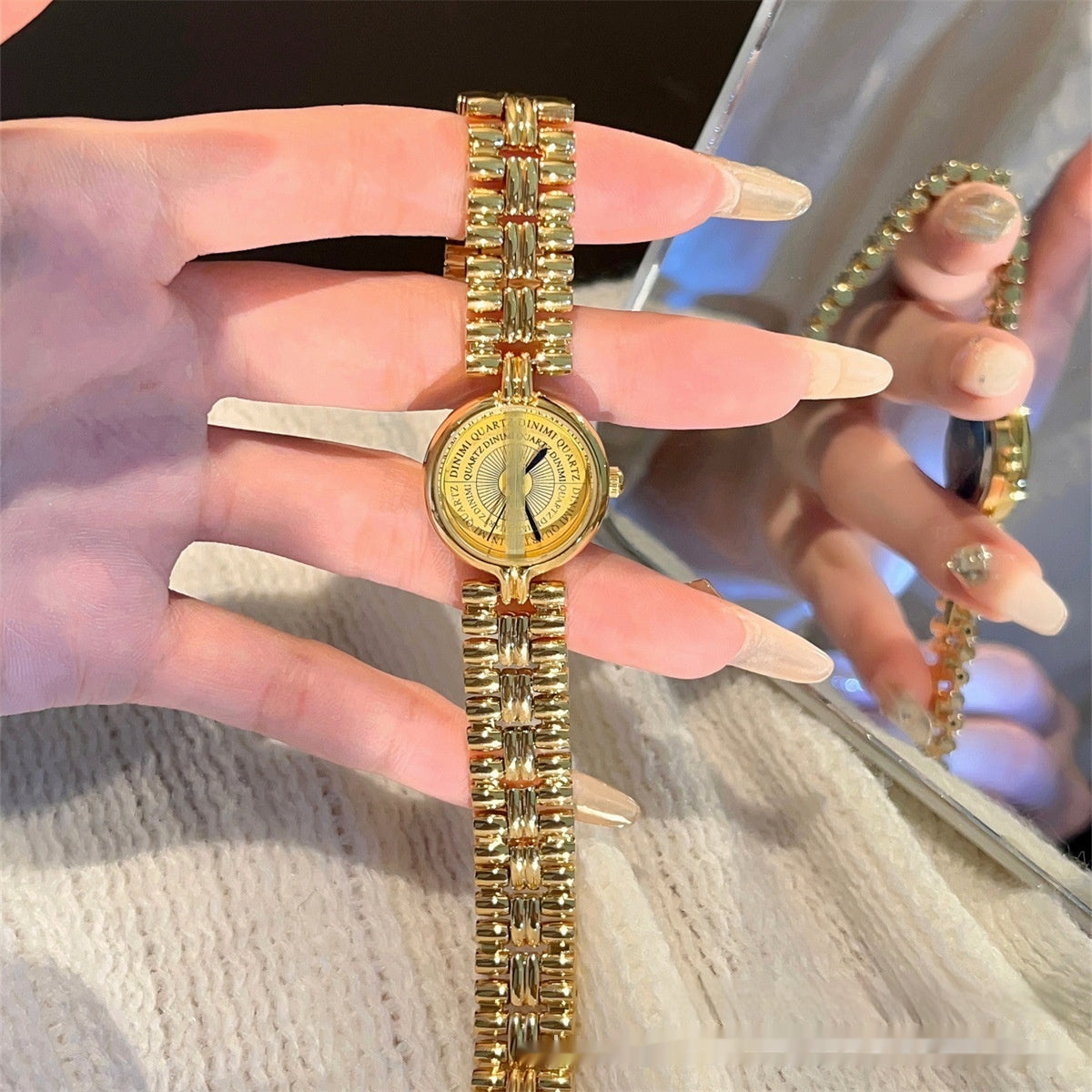 La montre en chaîne d'or évoluée mi-ancifique de luxe et de simplicité