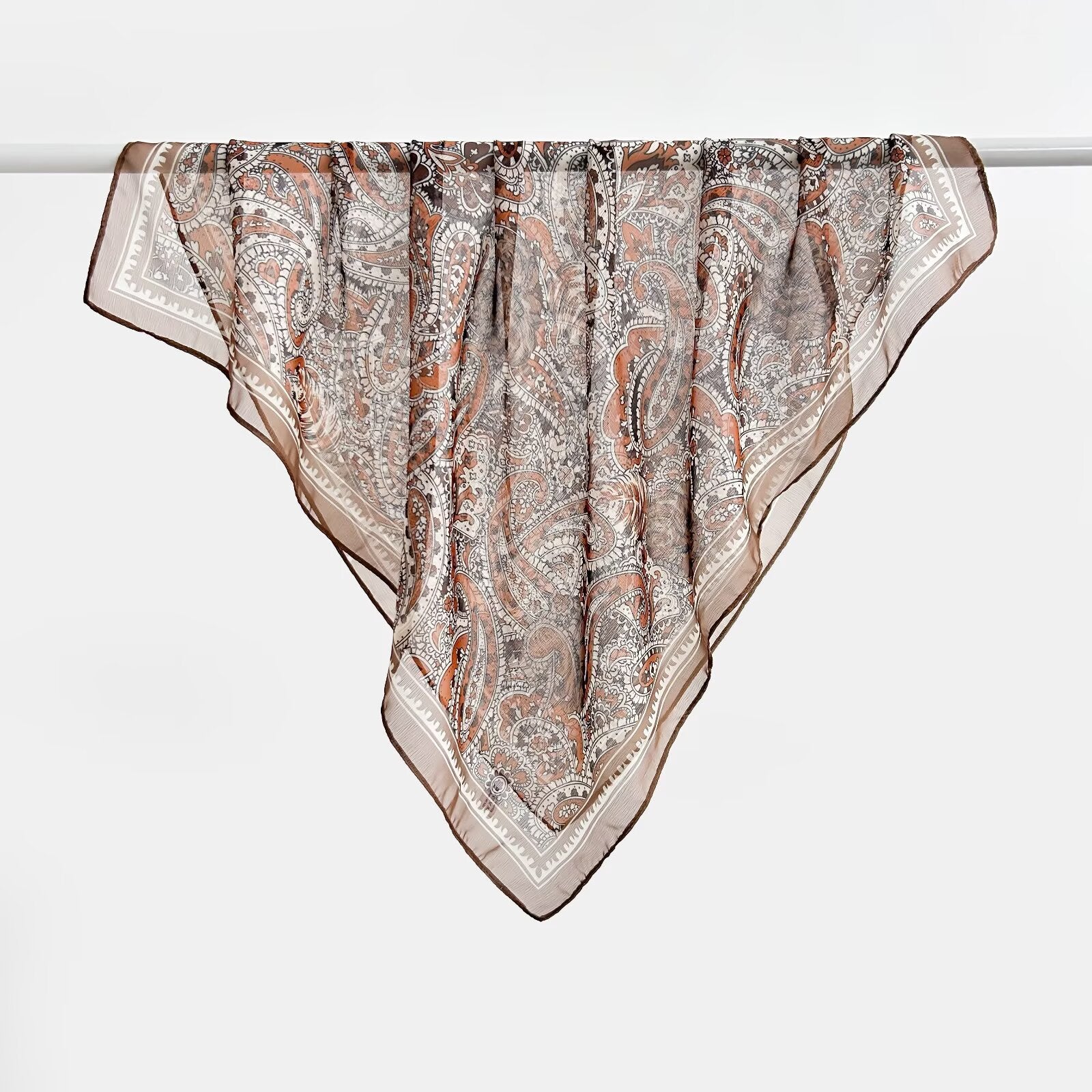 Écharpe mince imprimée versatile carrée