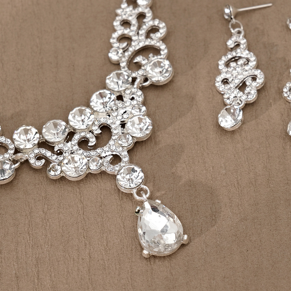 Boucles d'oreilles et colliers en Strass Pearl