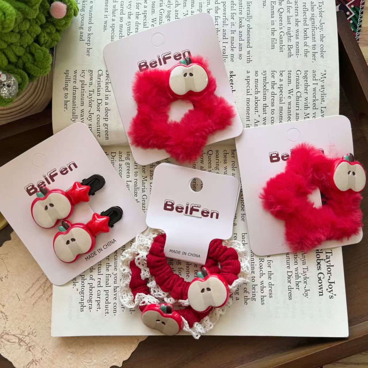 Cartoon créatif Apple et accessoires de coiffure Star avec thèmes de Noël et année