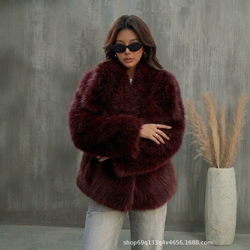Manteau court fashionable pour femmes avec un grand lapel