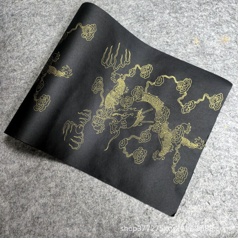 Papier calligraphie avec dragon doré Et les modèles de nuages auspicieux