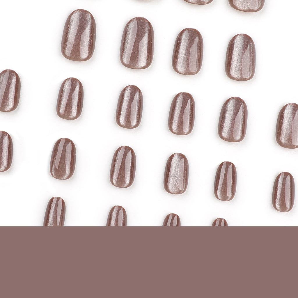 Short Round Deep Brown Conseils d'ongle de couleur solide qui éclairent la peau et la caractéristique d'un oeil de chat